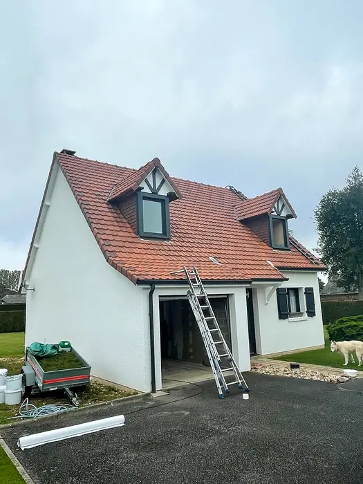 Maison avec toiture en tuiles rouges