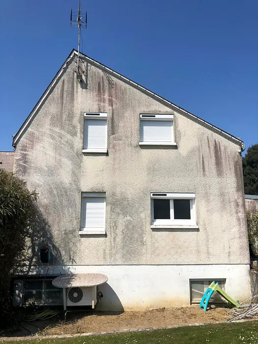 Façade grise et tachée avant ravalement
