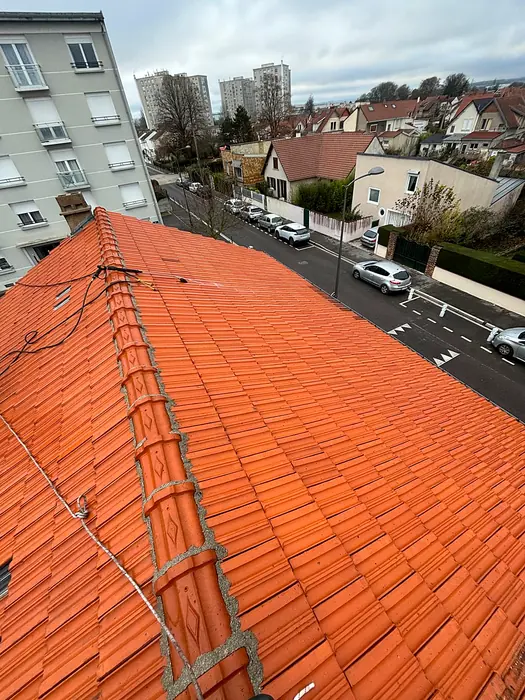 Toiture en tuiles mécaniques propre après nettoyage