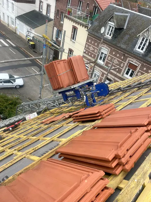 Tuiles neuves stockées sur la toiture avant pose