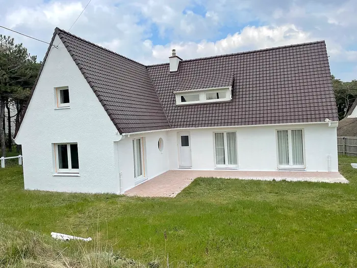 Même maison avec toiture brune et façade blanche