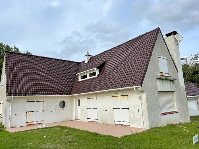 Arrière de la maison avec toiture brune neuve